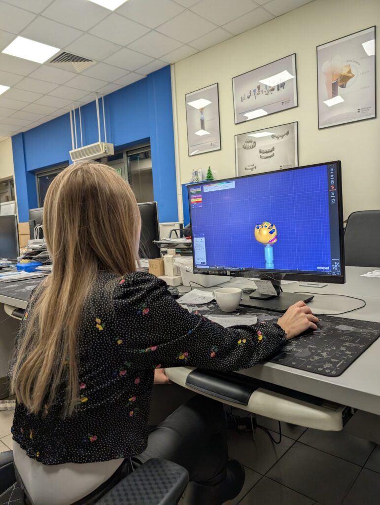 technik dentystyczny przy pracy